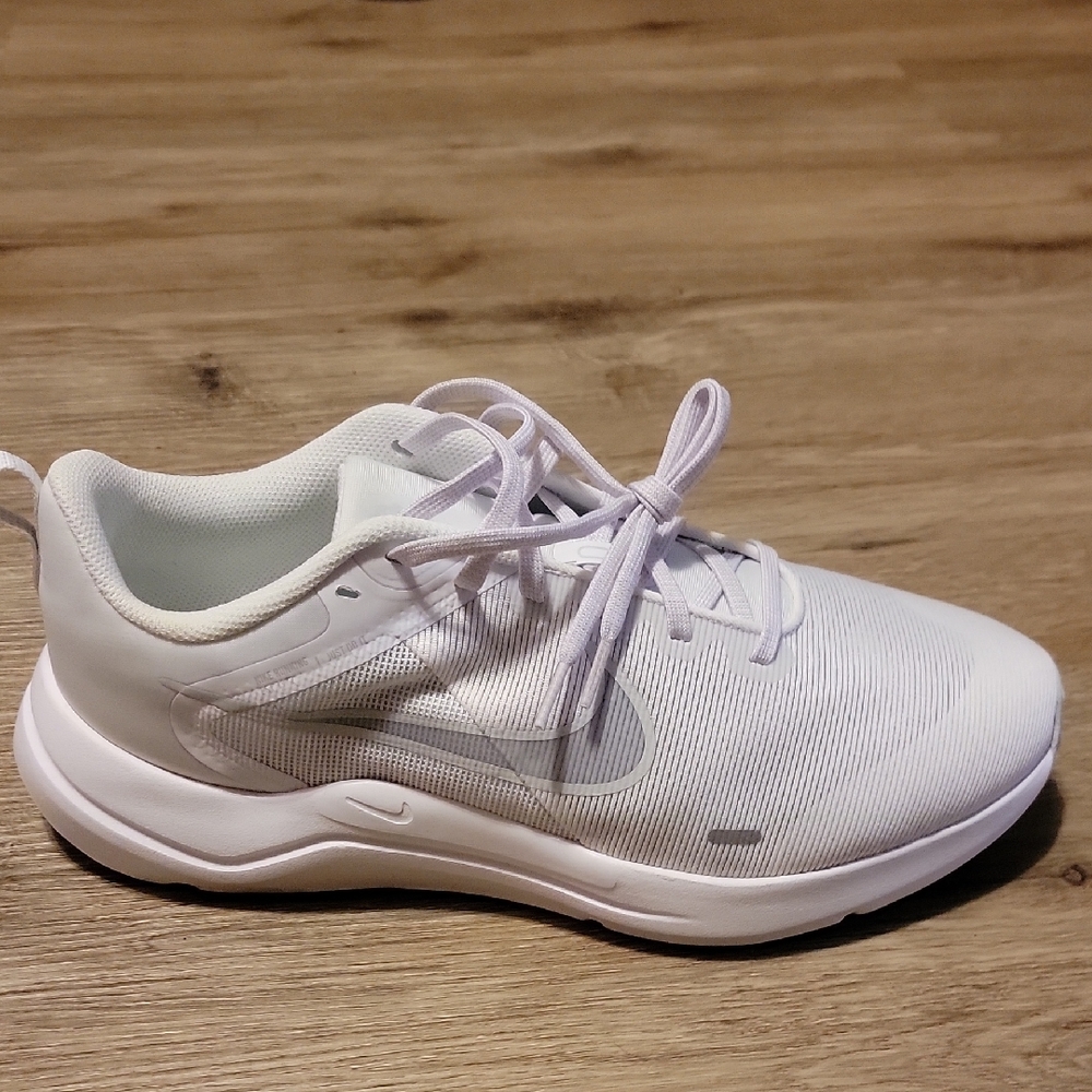 Nike Women's Light Gray Athletic Shoes